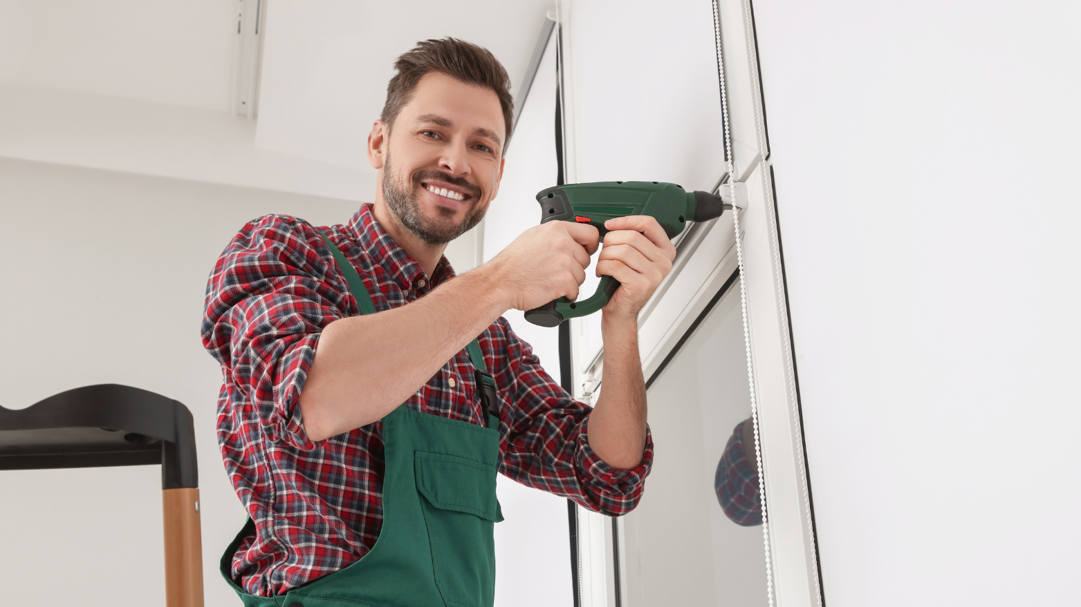 Naprawa okien drewnianych Warszawa – odnowa i konserwacja stolarki.