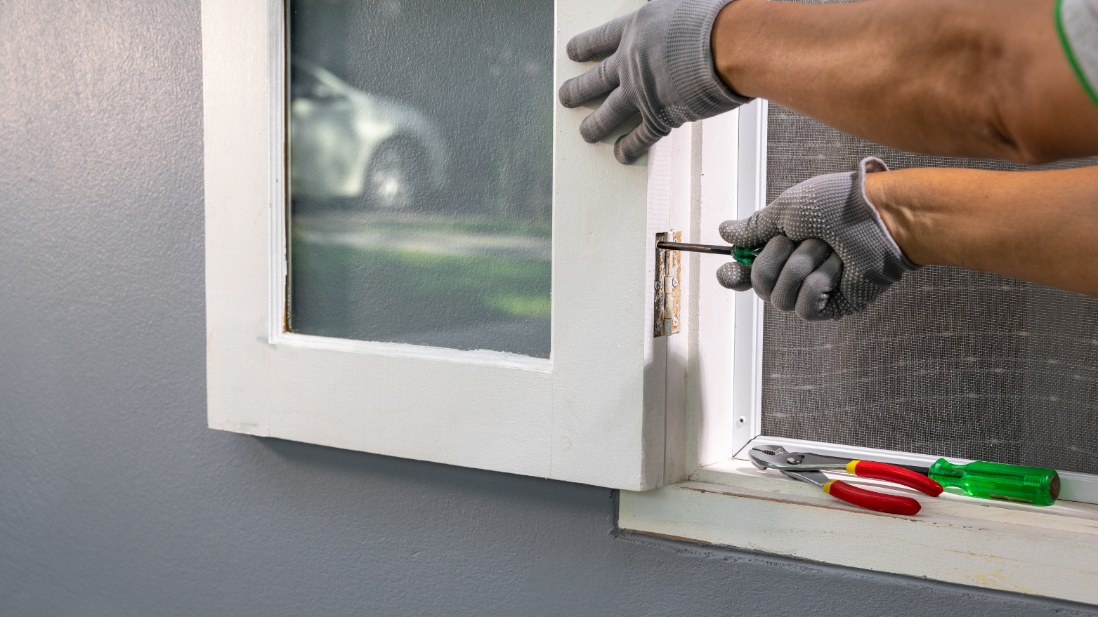 Naprawa okuć i zawiasów